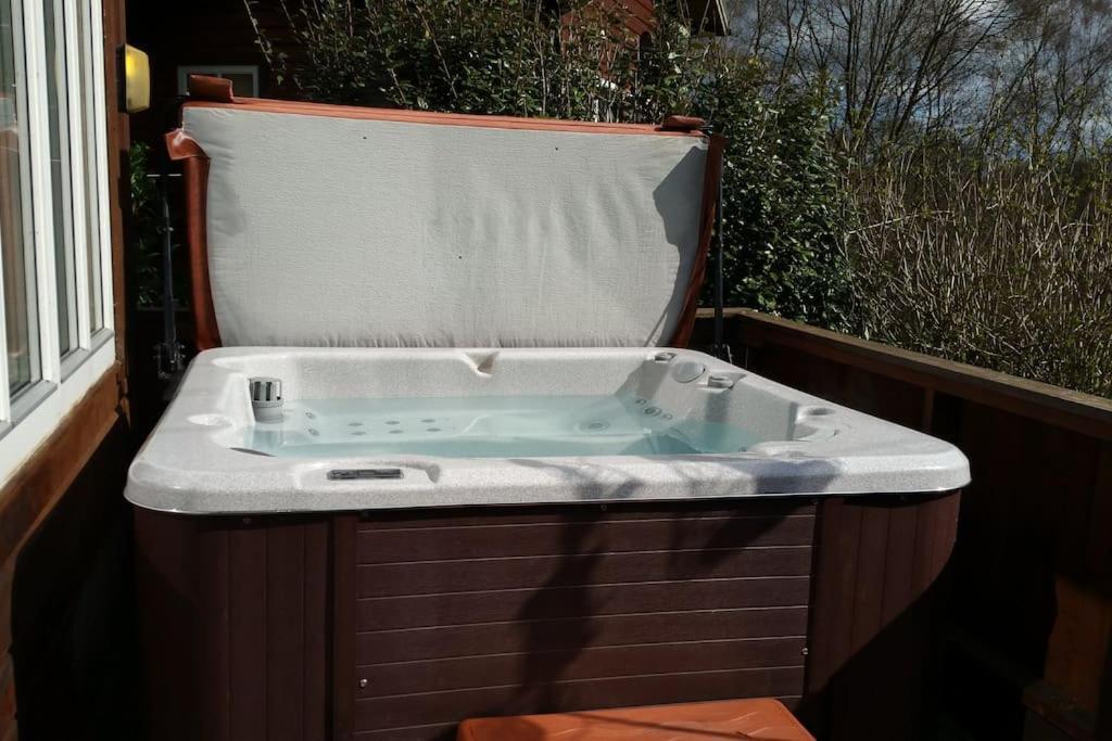 Luxury Peak District Lodge, Hot Tub, Log Burner, Nr Lake Rudyard Buitenkant foto
